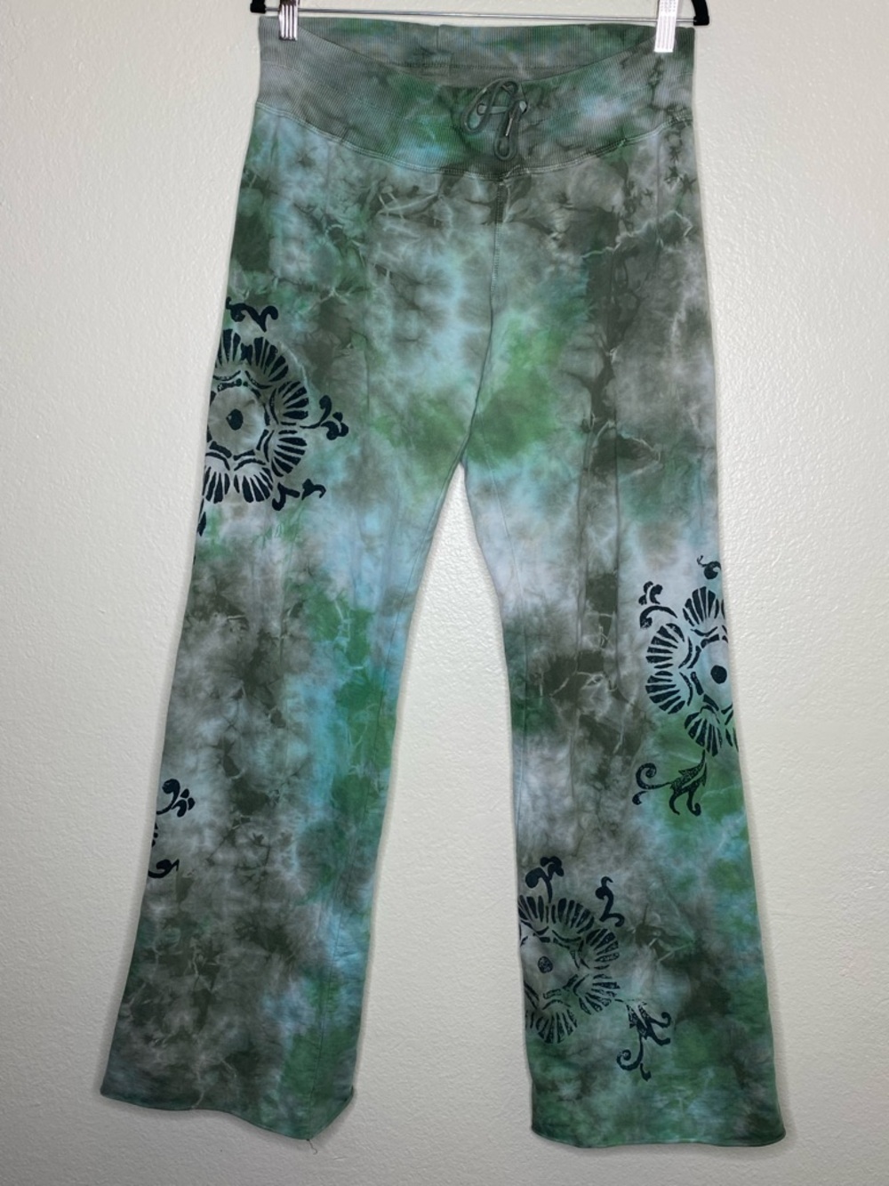 Vintage Y2K Lucky Brand Green Tie-Dye Flare Joggers with tNavy Floral Print